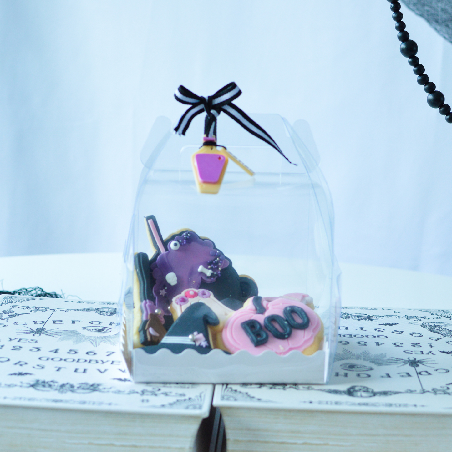 Halloween Cookie Box – Spooky Edition (6 Cookies + Collectible Tag)